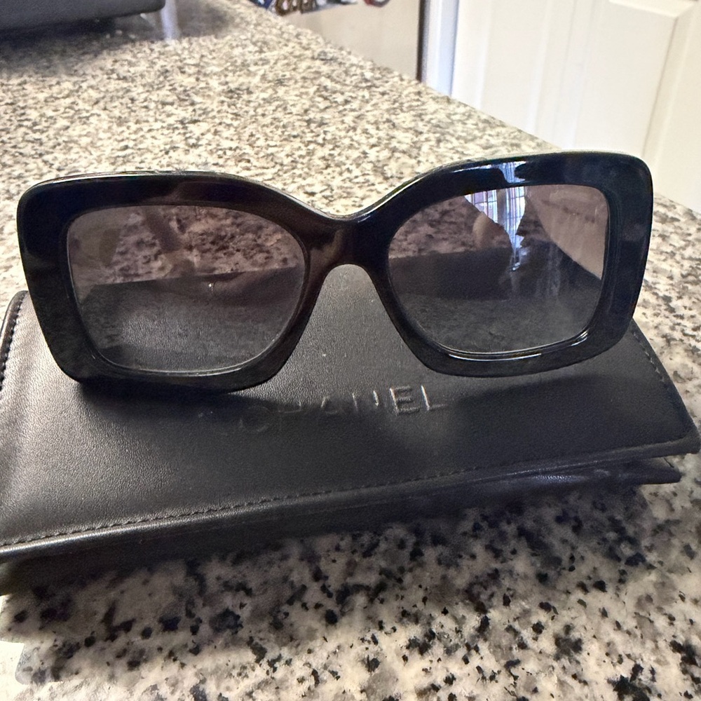 CHANEL Black and Cream Sunglasses - Picture 6 of 9